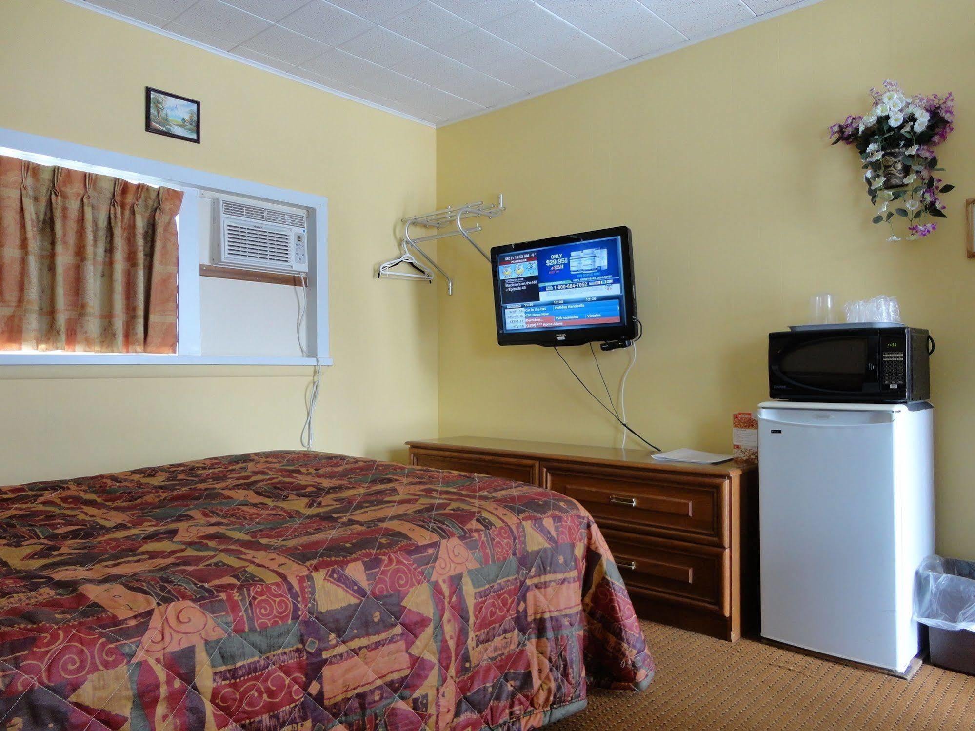 Hillside Inn Pembroke Extérieur photo