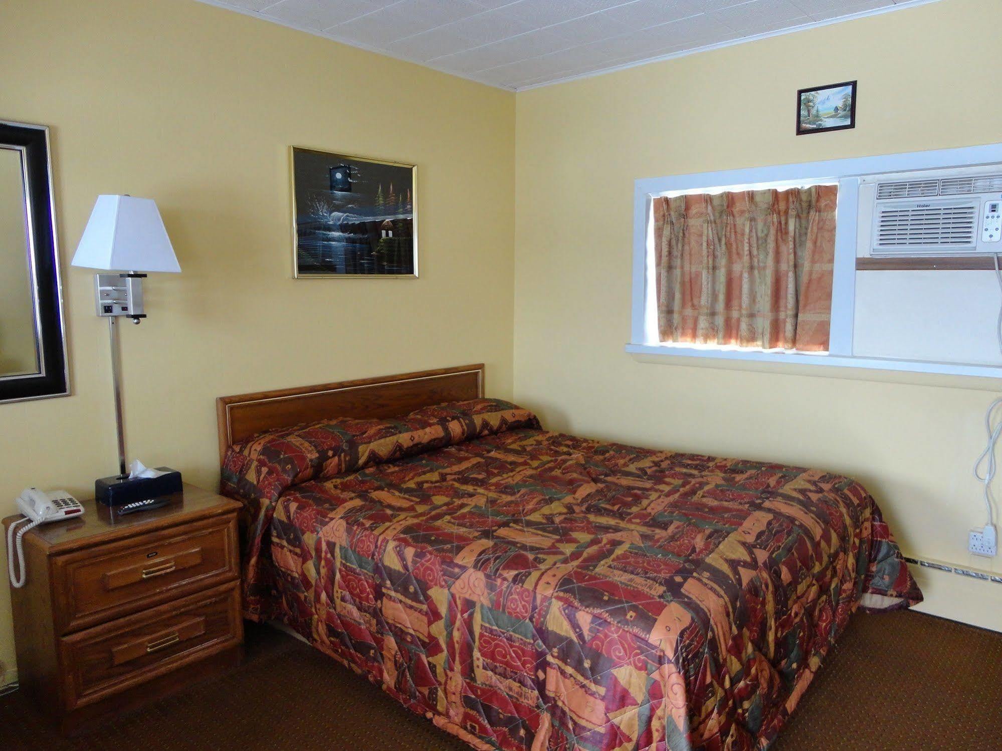Hillside Inn Pembroke Extérieur photo
