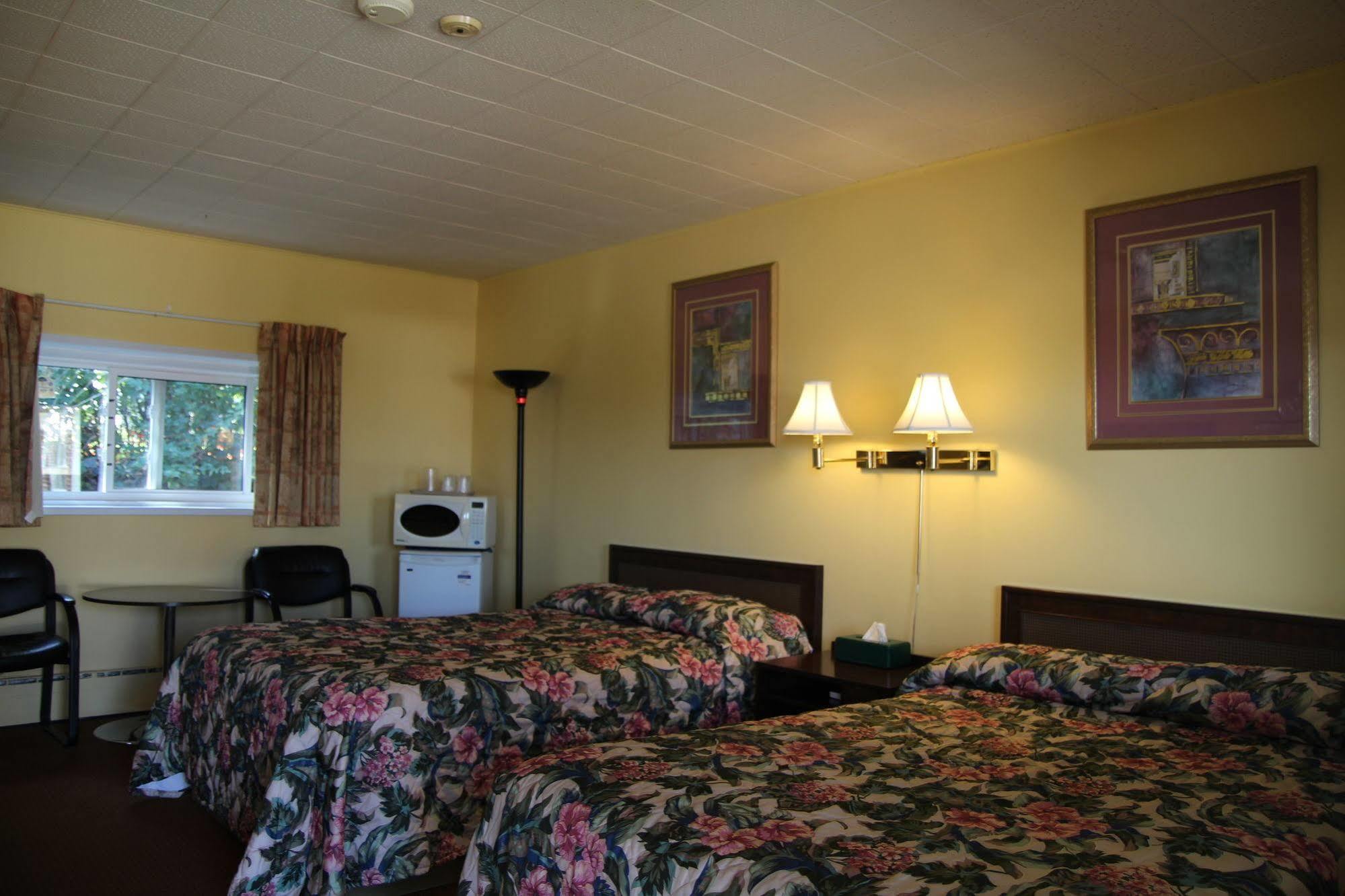Hillside Inn Pembroke Extérieur photo