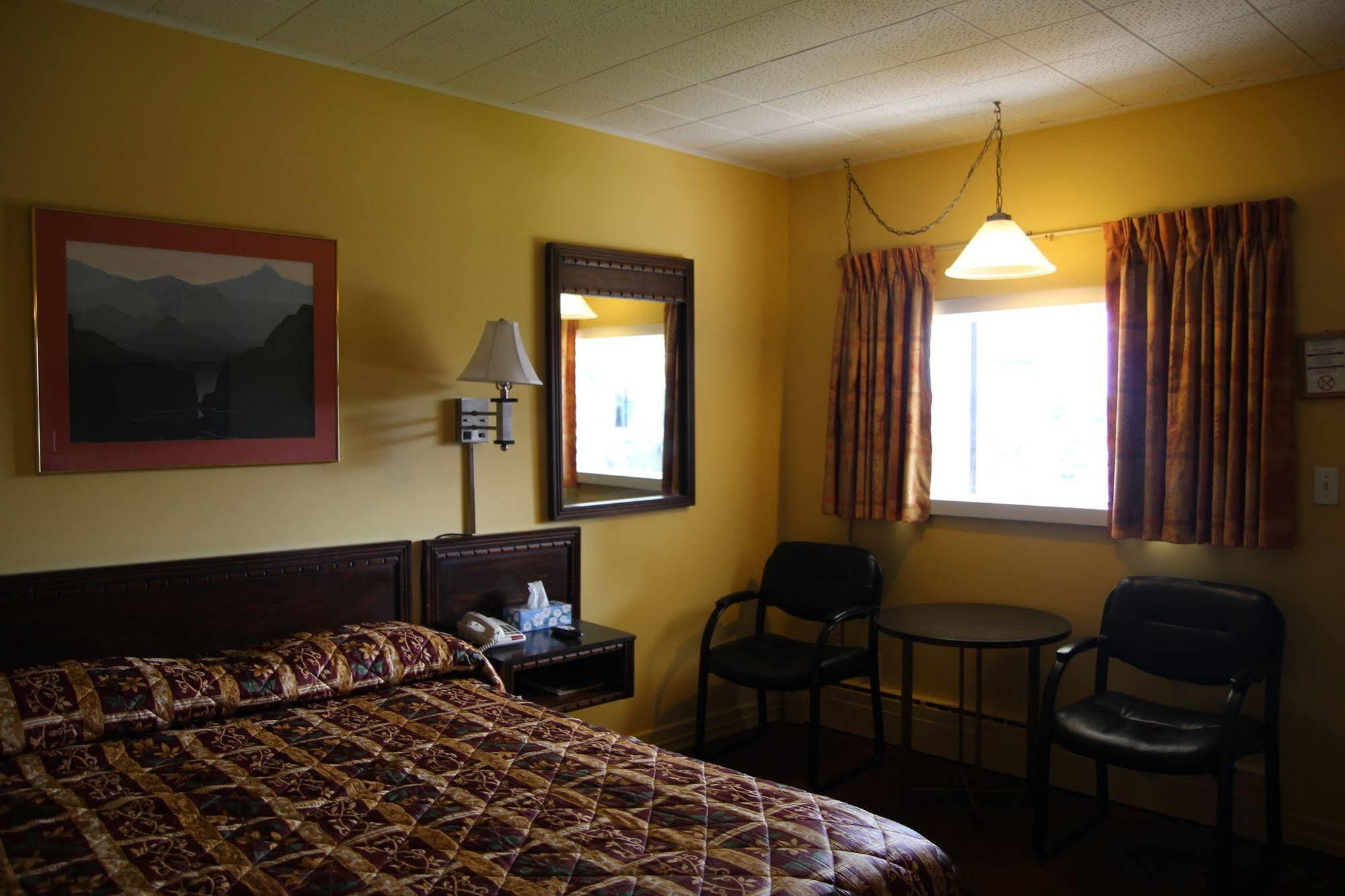 Hillside Inn Pembroke Extérieur photo