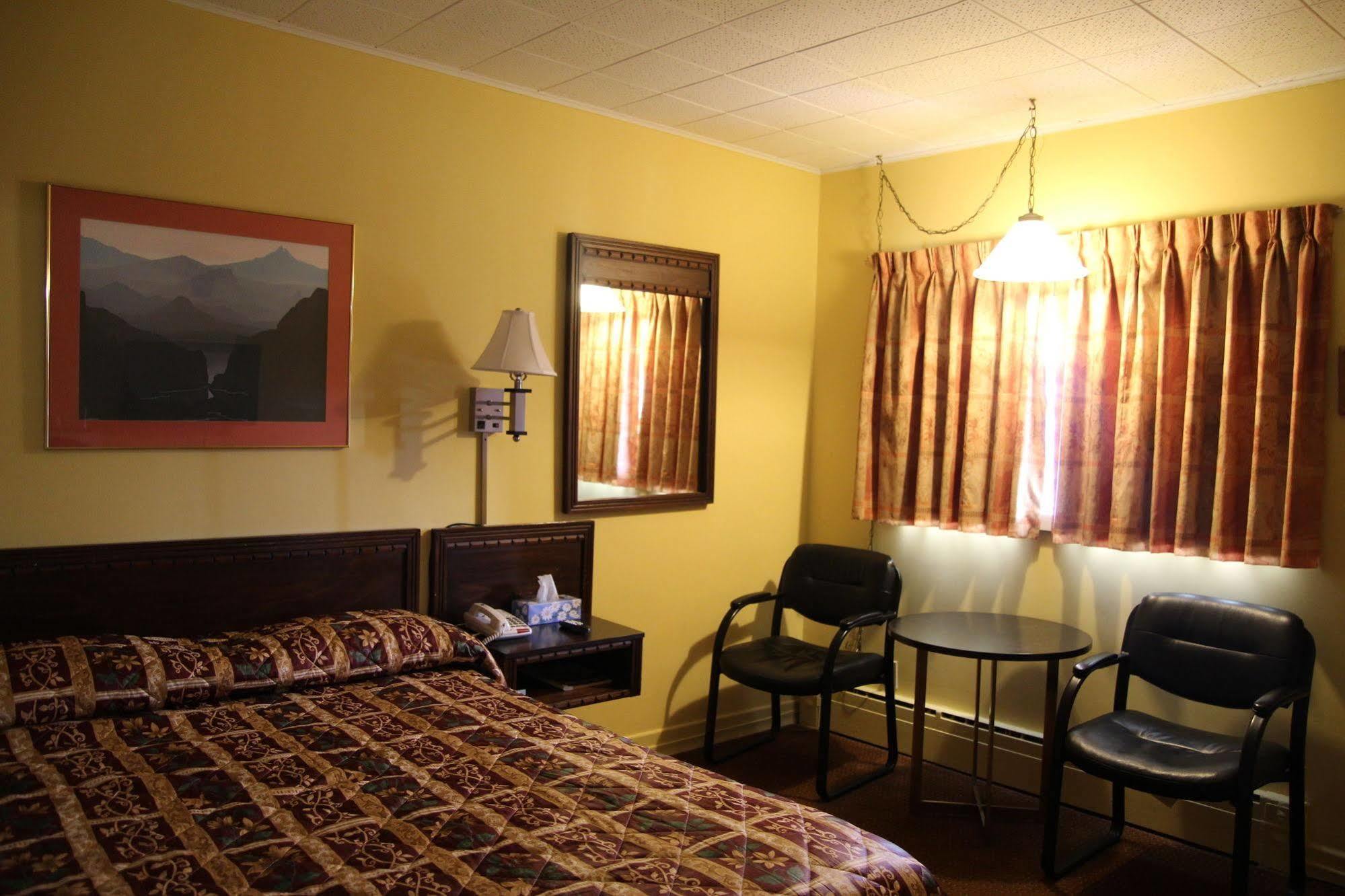 Hillside Inn Pembroke Extérieur photo